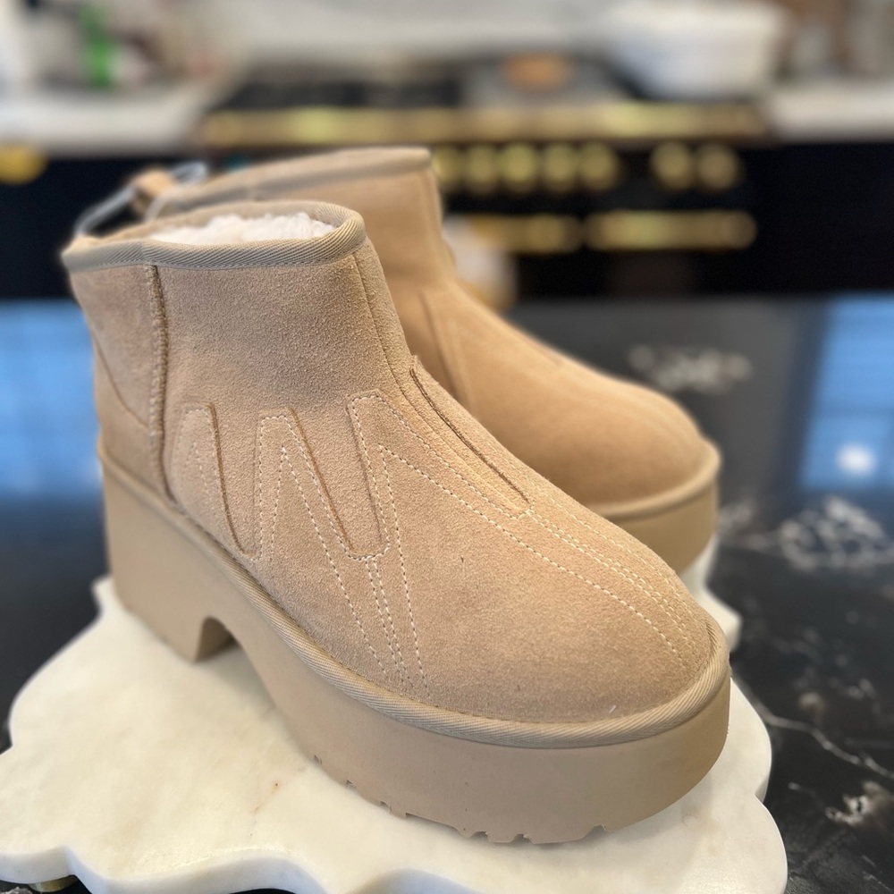 UGG **Brand New w/ Tags** Rare Classic New Heights Sunburst, Size 9, Sand